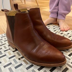 NISOLO Eva Everday Chelsea boot. Size 7.5, cognac colour.